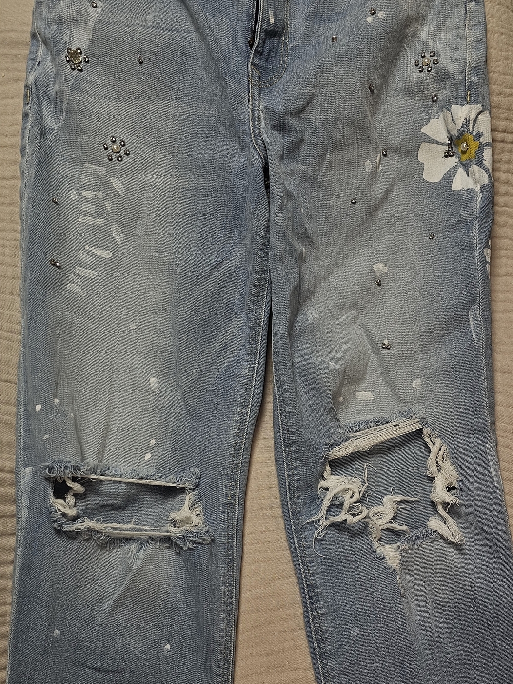 Express Light Blue Distressed Girlfrienf Jeans Floral Accent Size 2P Petite